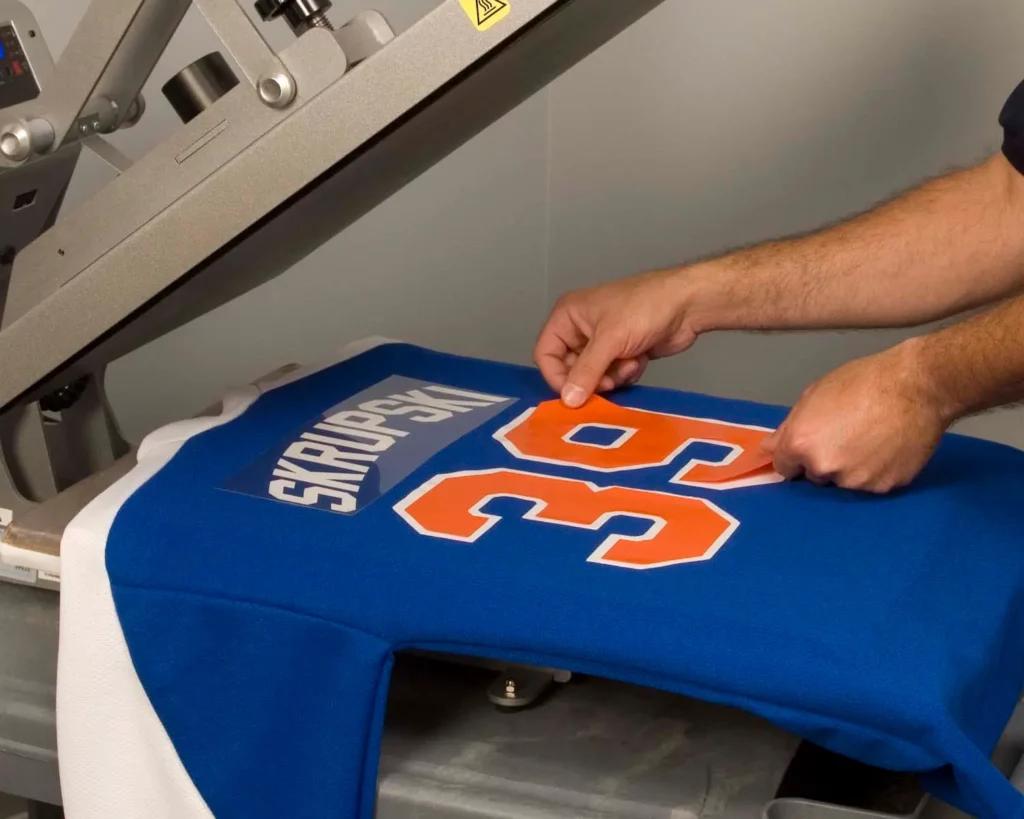 Applicazione numero su maglia con termopressa